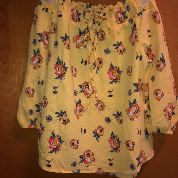 sir michel Tops - Off the shoulder flowey top